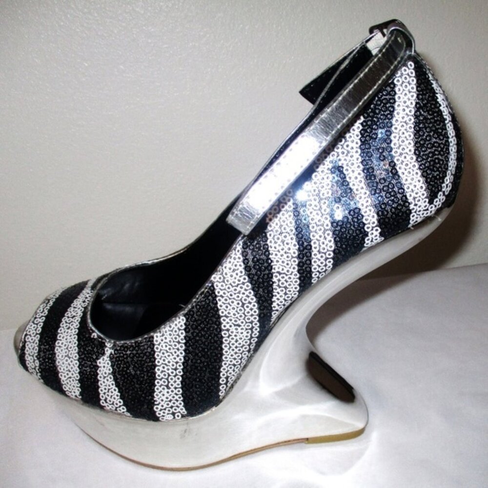 *BRAND NEW*  UNIQUE ELEGANT SEXY🦓BLACK WHITE ZEBRA SEQUIN WITH SILVER BOTTOM